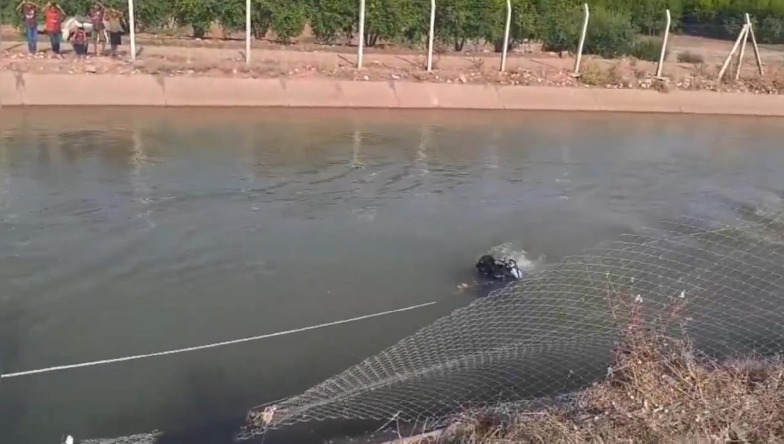 Şanlıurfa'da otomobil sulama kanalına düştü: 2 kişi kurtarıldı