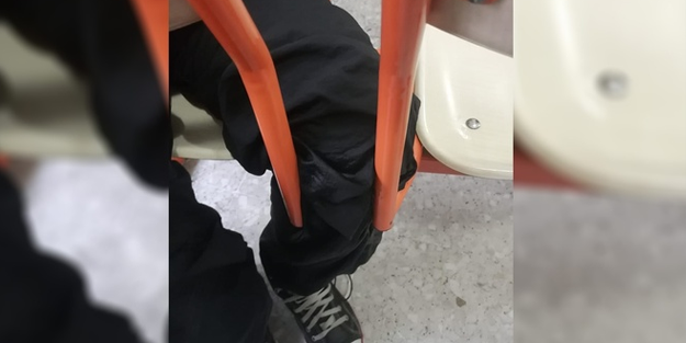 Şanlıurfa'da oturduğu sıraya ayağı sıkışan öğrenci...