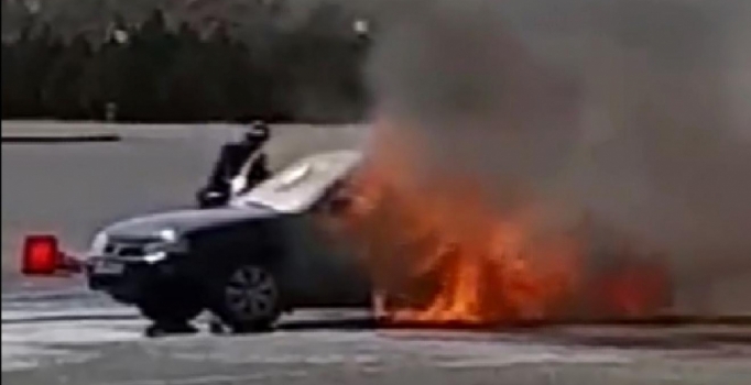 Şanlıurfa'da park halindeki otomobil alev alev yandı