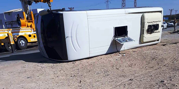 Şanlıurfa'da polisleri taşıyan midibüs devrildi!