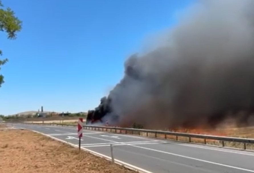 Şanlıurfa'da polisleri taşıyan minibüs alev alev yandı!