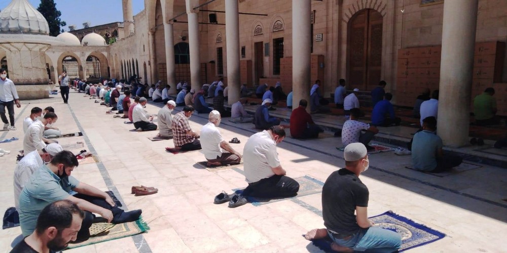 Şanlıurfa’da salgın sürecindeki ikinci cuma namazı kılındı 