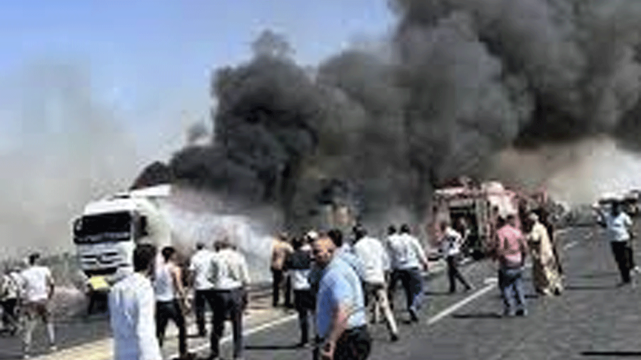 Şanlıurfa’da saman yüklü tır alevlere teslim oldu!