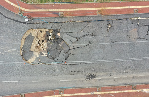 Şanlıurfa'da sel yolu bu hale getirdi