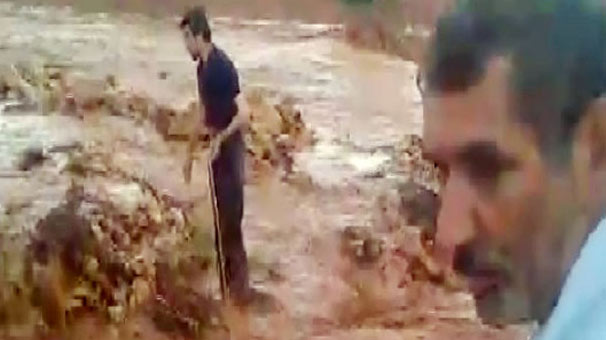 Şanlıurfa'da selde mahsur kaldı, halatla kurtarıldı