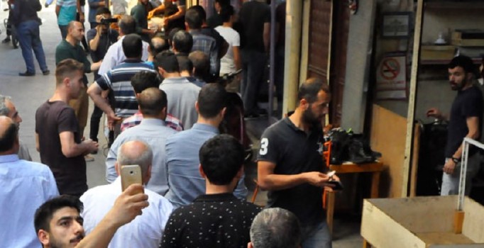 Şanlıurfa'da şerbet için saatlerce kuyrukta bekliyorlar