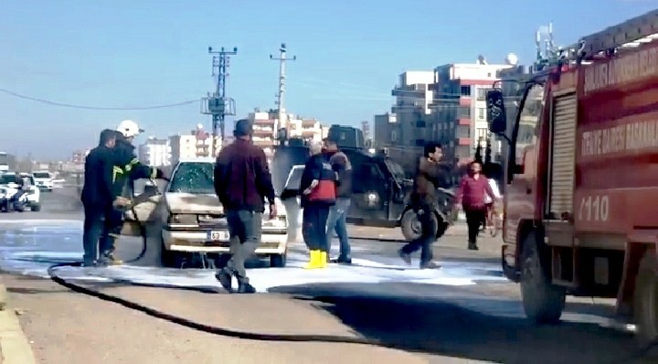 Şanlıurfa’da seyir halindeki araç alev aldı 