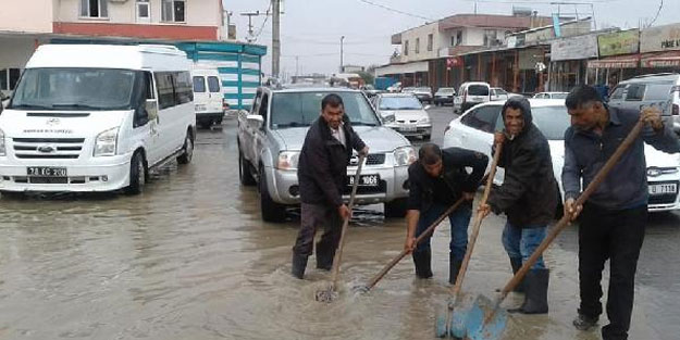 Şanlıurfa'da sokaklar göle döndü