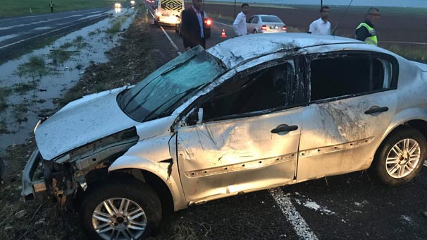 Şanlıurfa’da su birikintisine giren otomobil takla attı!