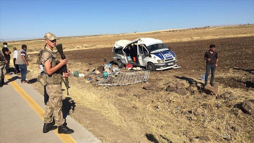 Şanlıurfa'da tarım işçilerini taşıyan minibüs devrildi: 20 yaralı