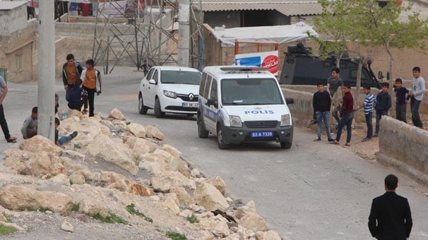 Şanlıurfa'da temizlik görevlisinin dikkatiyle yola tuzaklanan bomba bulundu