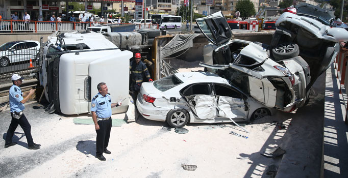 Şanlıurfa'da tır dehşeti: 4 araca çarparak devrildi, 5 kişi yaralandı