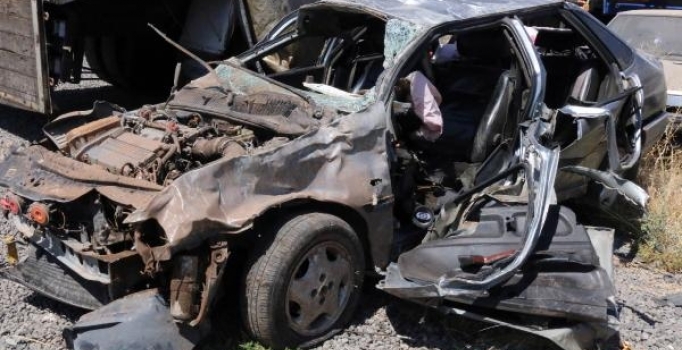 Şanlıurfa'da trafik kazası: 2 kişi öldü, 1 kişi yaralandı
