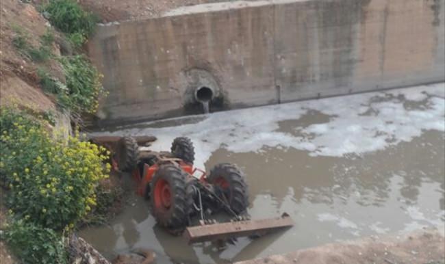 Şanlıurfa'da traktör tahliye kanalına devrildi: 2 yaralı