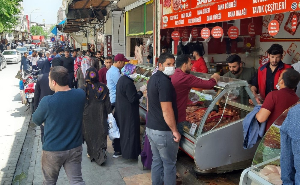 Şanlıurfa’da vatandaşlar sakatat almak için yarıştı 