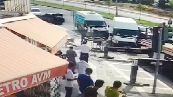 Şanlıurfa'da vinç kafesinin altında kalmaktan son anda kurtuldu