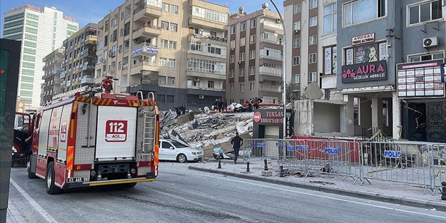 Şanlıurfa'da yıkılan binanın enkazı kaldırıldı