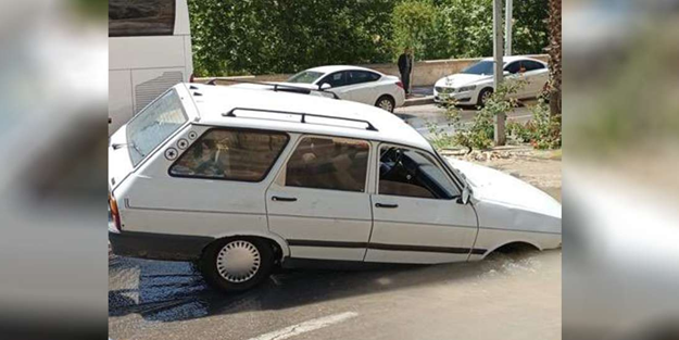 Şanlıurfa'da yol çöktü, otomobil çukura düştü!