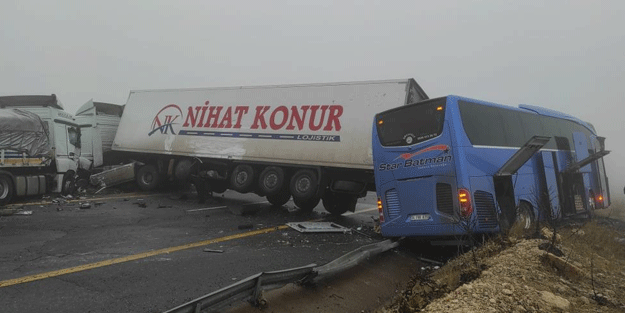 Yolcu otobüsü ile 2 tır çarpıştı: Ölü ve yaralılar var