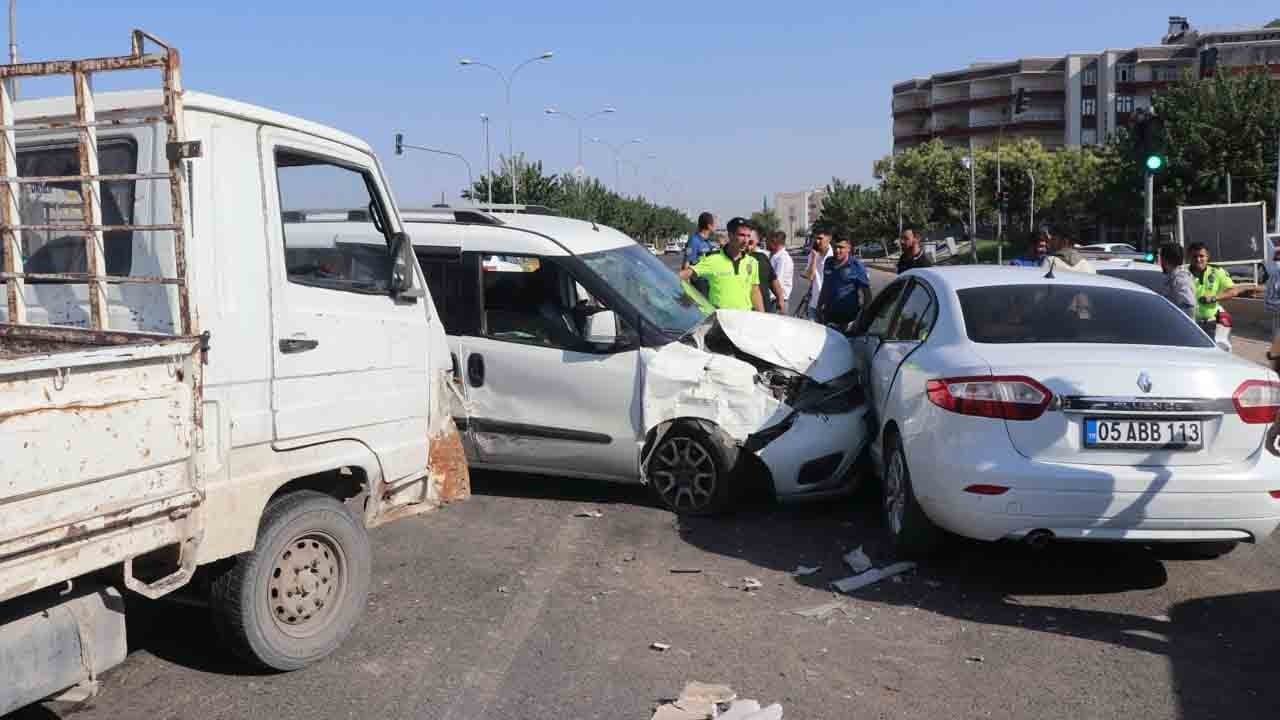 Şanlıurfa'da zincirleme kaza: 5 araç birbirine girdi, 7 yaralı!