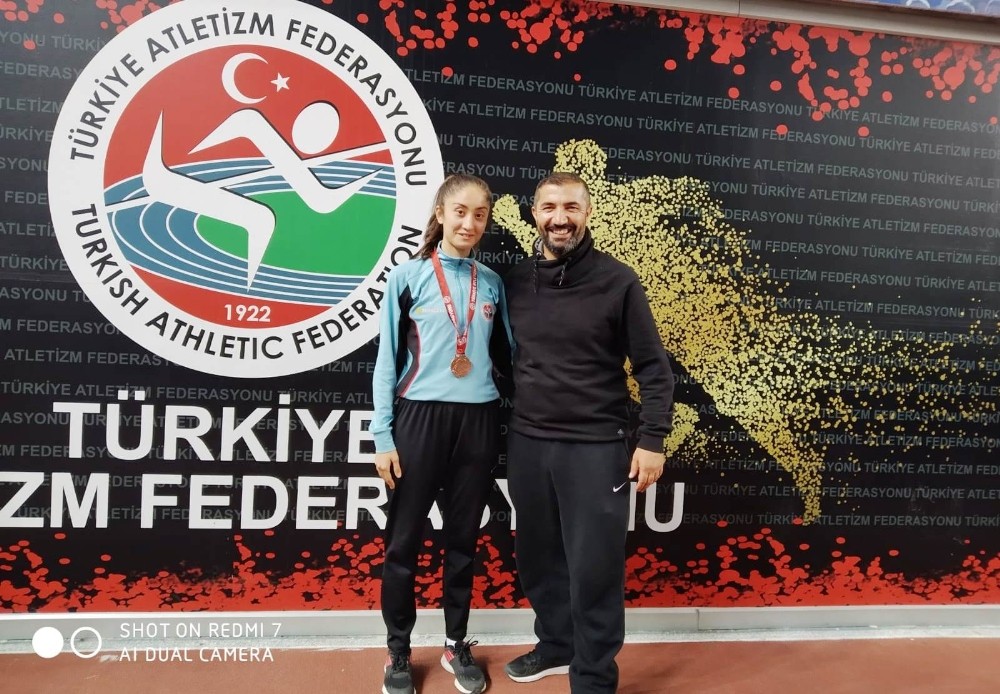 Şanlıurfalı sporcu Nidanur akranlarına örnek oldu 