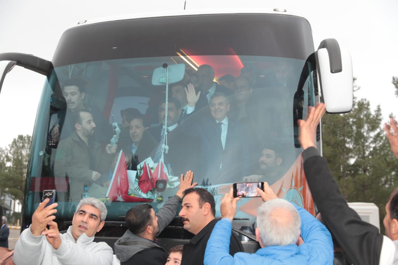 Şanlıurfalılar Başkan Beyazgül'ü bağrına bastı