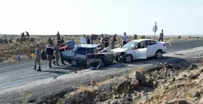 Şanlıurfa'nın Viranşehir İlçesi'nde iki otomobil çarpıştı: 3 ölü, 2 yaralı
