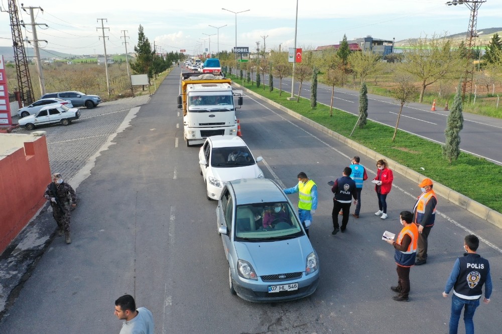 Şanlıurfa’ya giriş yapan herkese maske dağıtılıyor 
