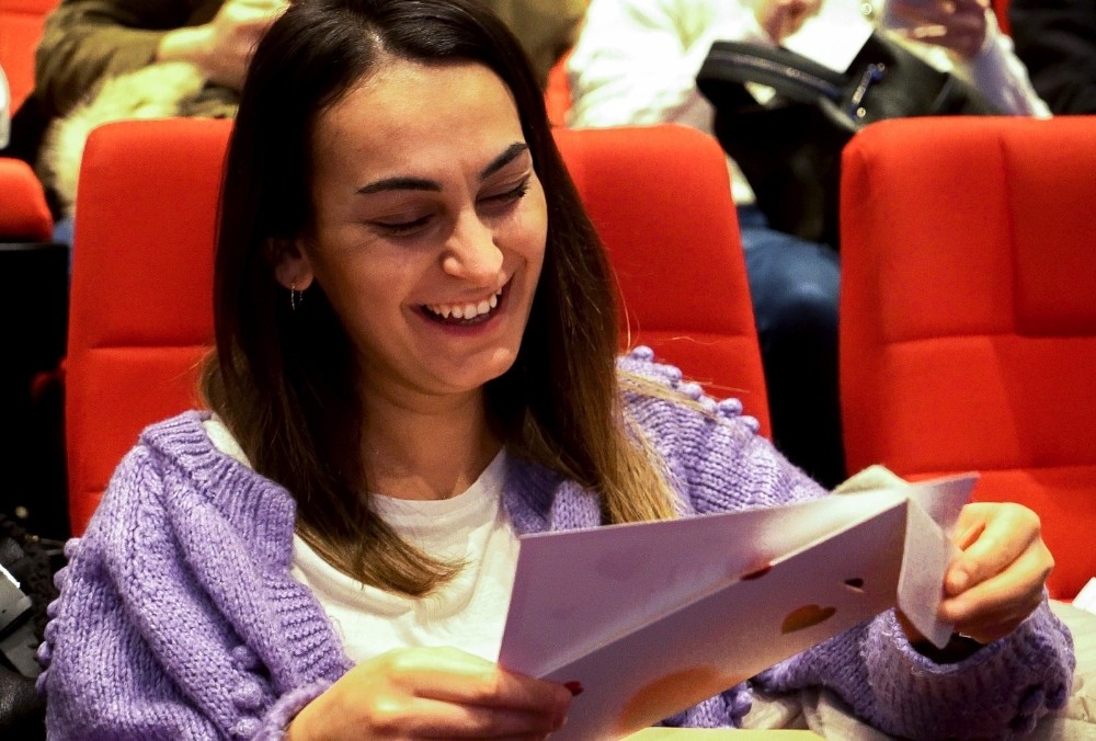 Şanslı izleyiciye hediye çeki sürprizi 