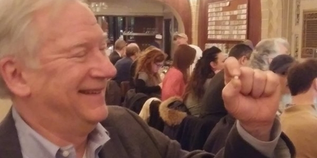 Şanslı müşterinin yemeğinden inci çıktı! 