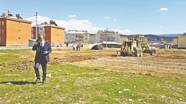 Şantiye şefi gibi çalışıyor