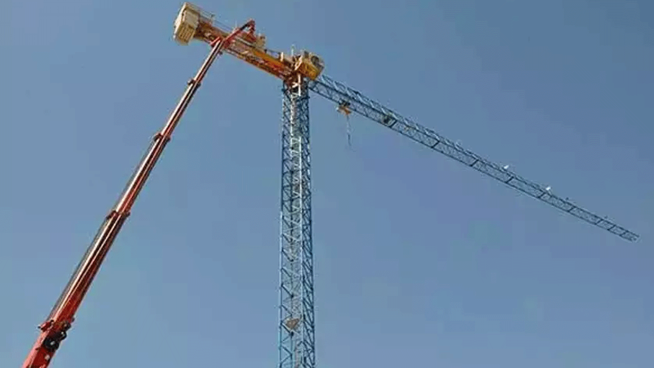 Şantiyede korku dolu anlar: Vinçte fenalaşan operatörü itfaiye kurtardı