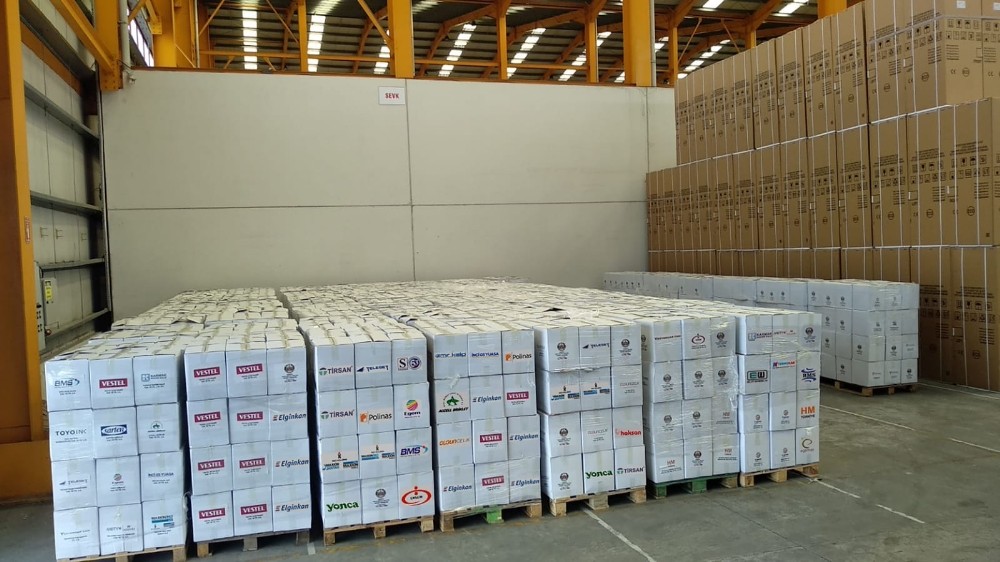 Sanyiciler tarafından hazırlanan gıda paketleri dağıtılıyor 