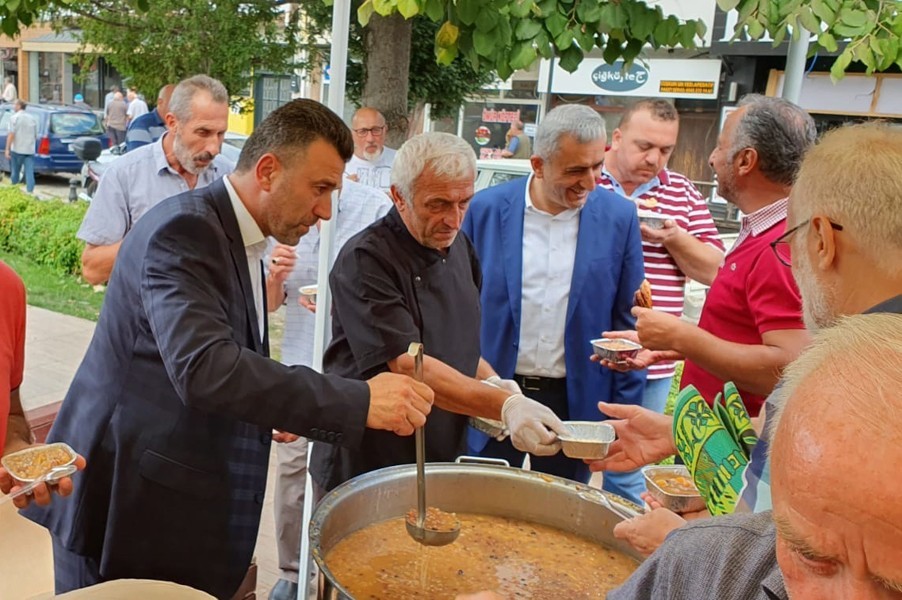 Sapanca Belediyesi aşure dağıttı 