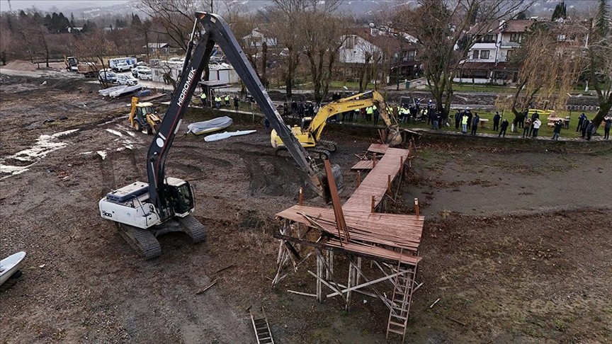 Sapanca Gölü kıyısındaki kaçak yapıların yıkımına başlandı