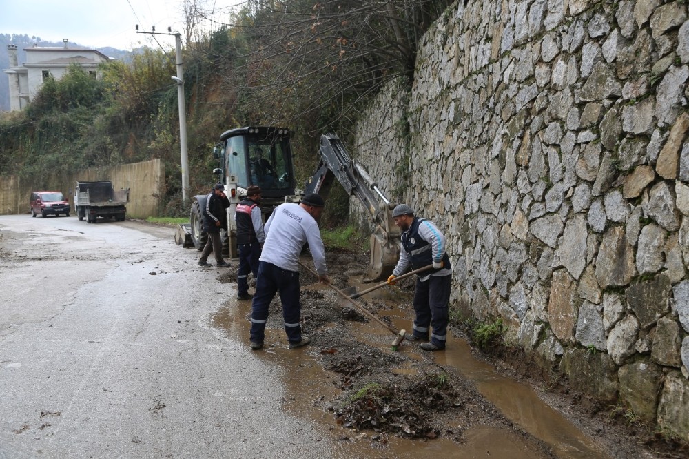 Sapanca’da yağmur suyu kanal çalışmalarına devam 