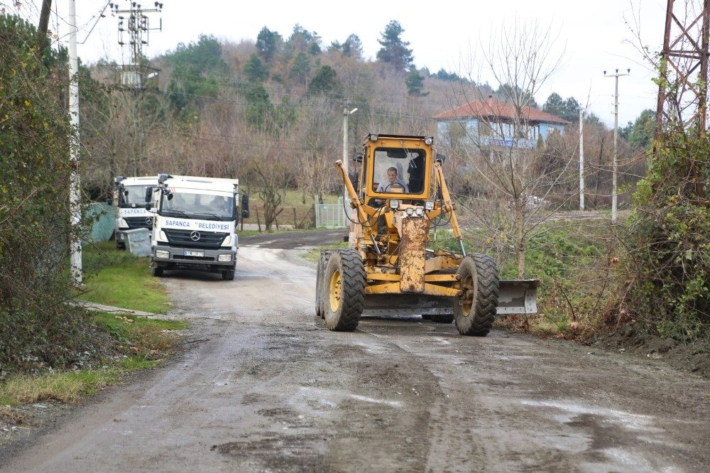 Sapanca’da yol düzenleme çalışmaları devam ediyor 
