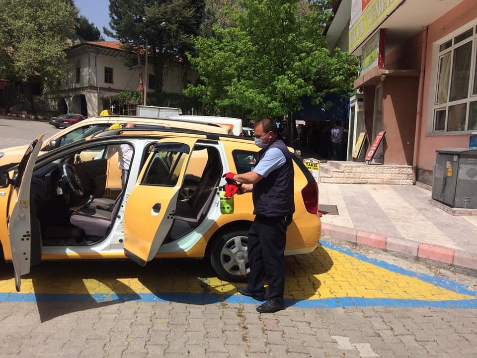 Şaphane’de taksiler dezenfekte edildi 