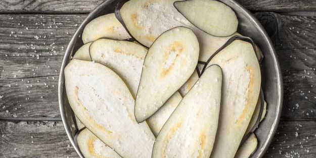 Sapını çöp diye apar topar atıyoruz ama hemoroidin dermanı sapında! Bu sebzeden patlıcan reçeli bile yapılıyor