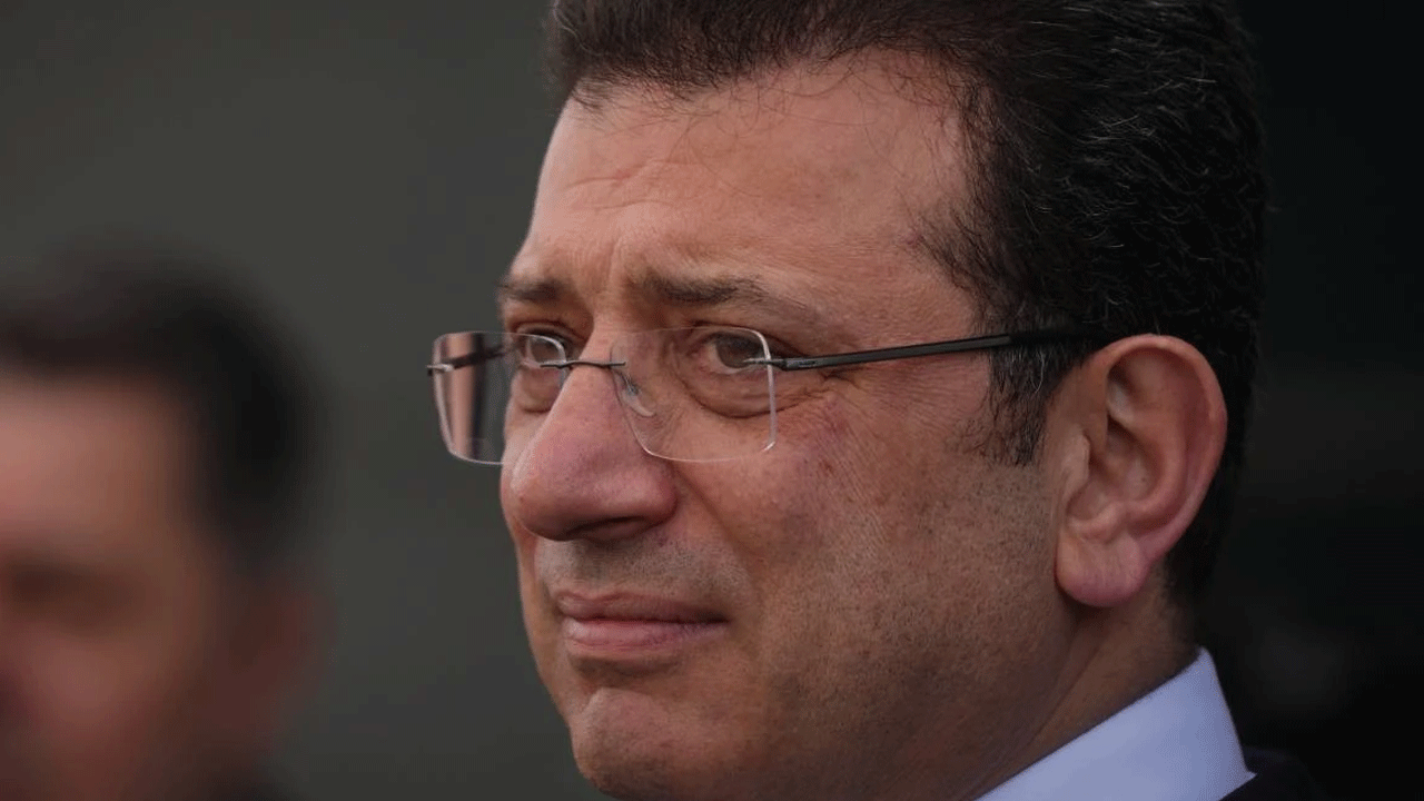 Sapkınlar Ekrem’in arkasında