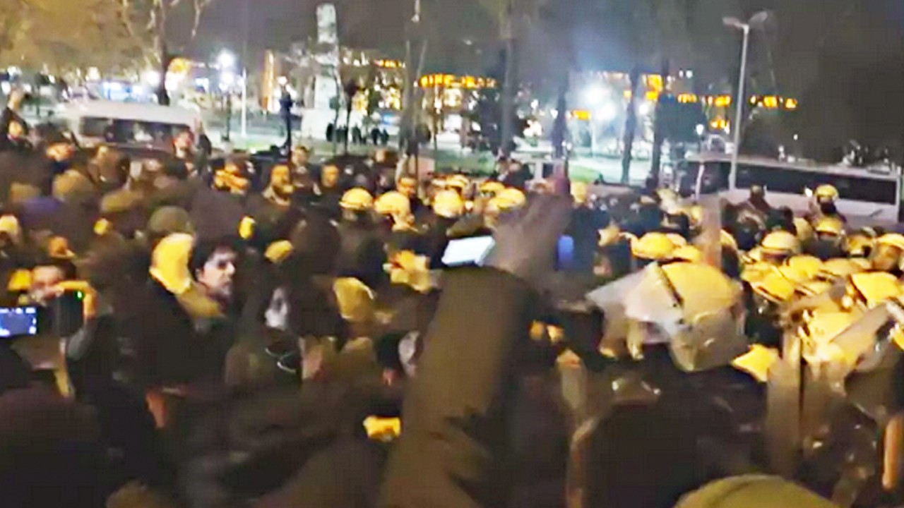 Saraçhane'de bir anda ortalık karıştı! İmamoğlu'nun taraftarları sokağa çıktı!