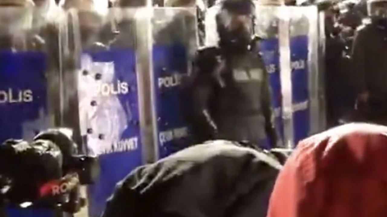 Saraçhane'de skandal: İçki içti, namazla dalga geçti! Provokatöre gazla müdahale