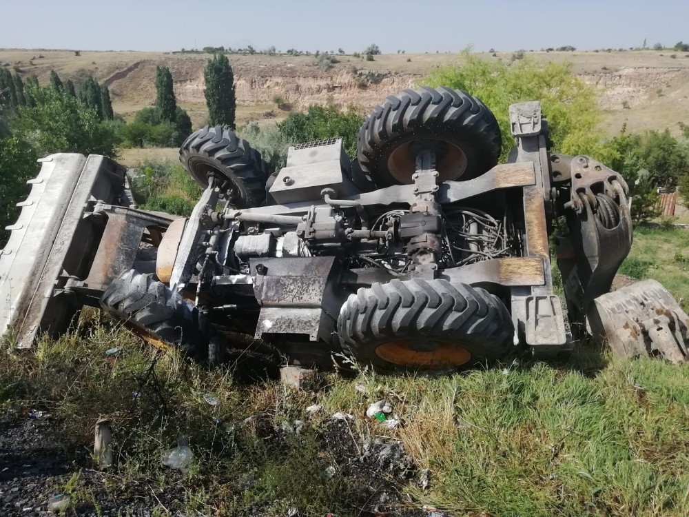 Şarampole devrilen iş makinesi alev aldı: 1 yaralı 