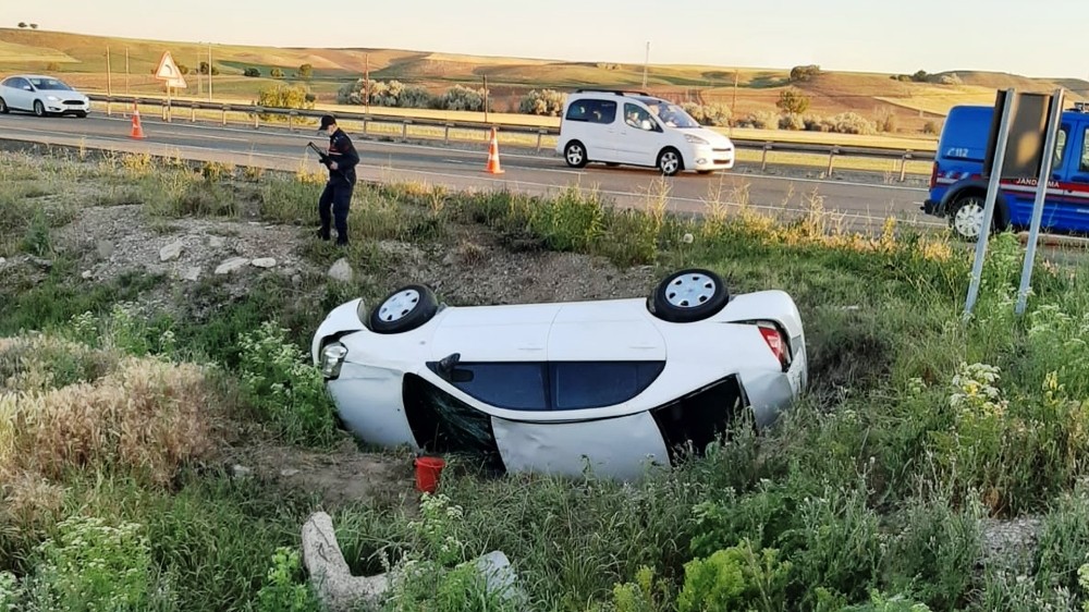 Şarampole devrilen otomobildeki 6 kişi yaralandı 