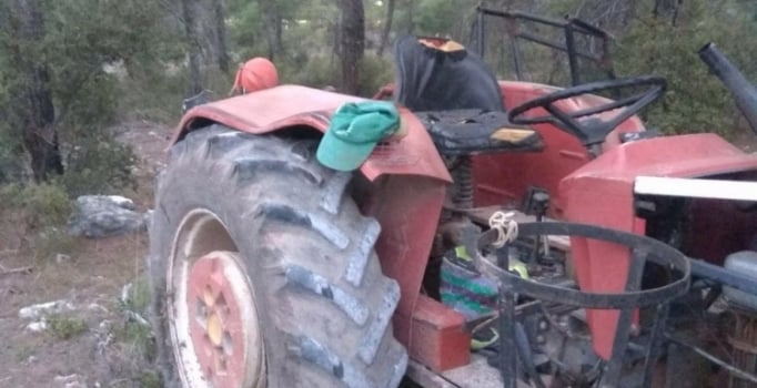 Şarampole devrilen traktörün sürücüsü hayatını kaybetti