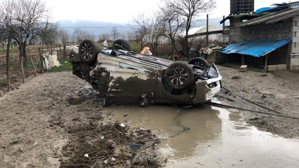 Şarampole uçan araçtan bebekleriyle sağ çıktılar 
