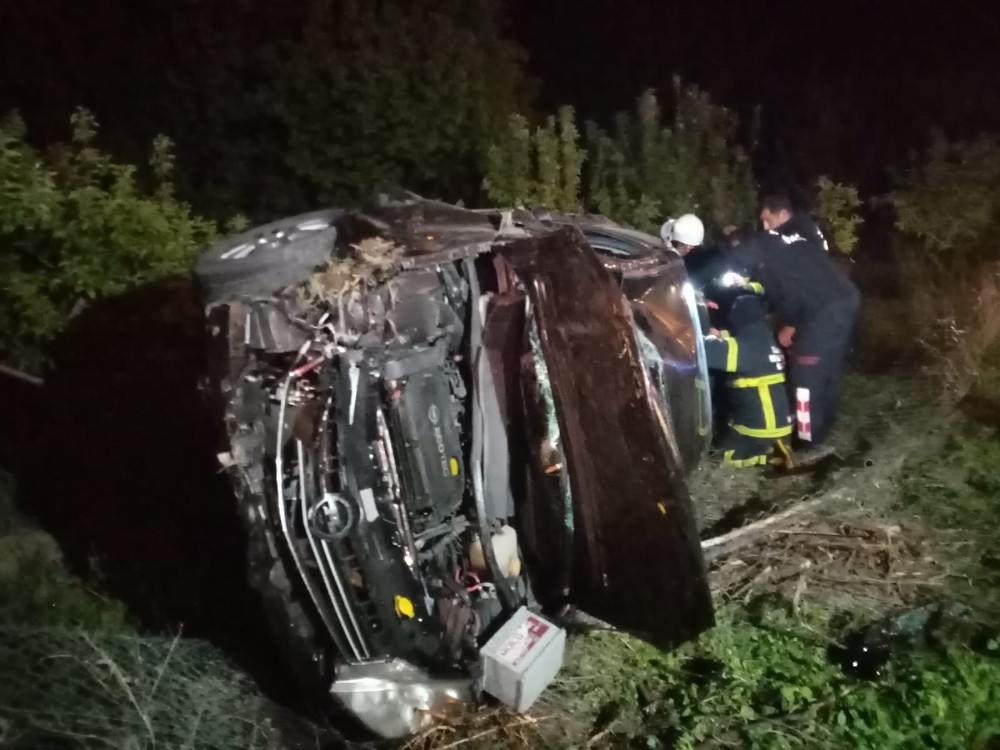 Şarampole uçan otomobilde sıkışan 3 yaralı kurtarıldı 
