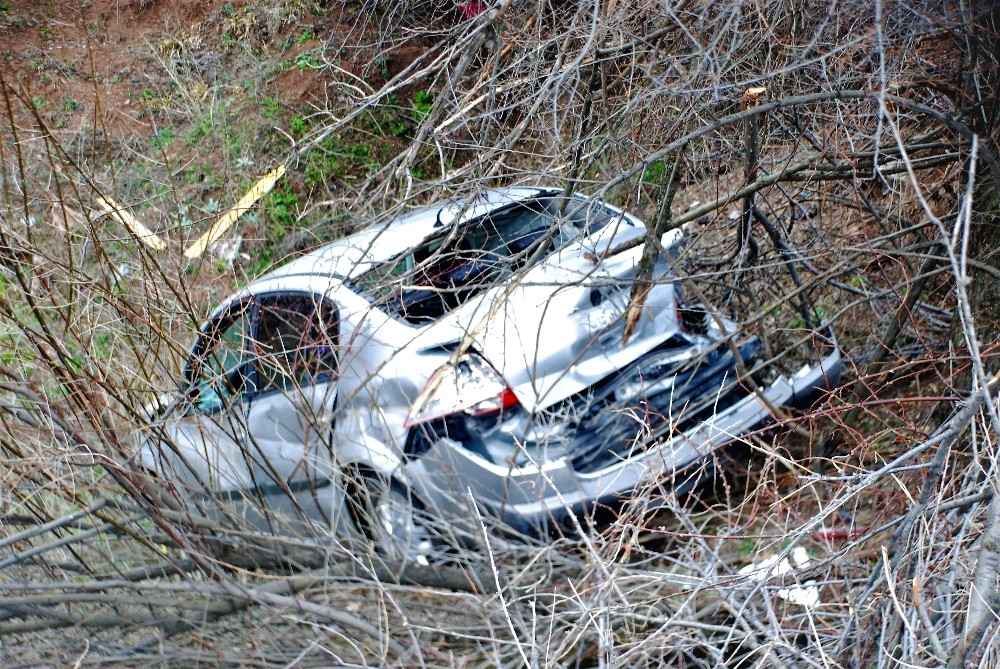 Şarampole uçan otomobilden burnu kanamadan çıktı 