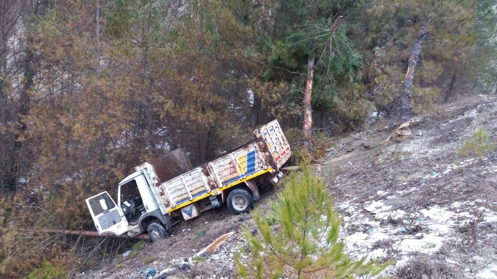 Şarampole yuvarlanan kamyonette 4 kişi yaralandı 