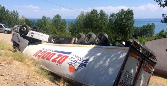 Muz yüklü TIR şarampole yuvarlandı